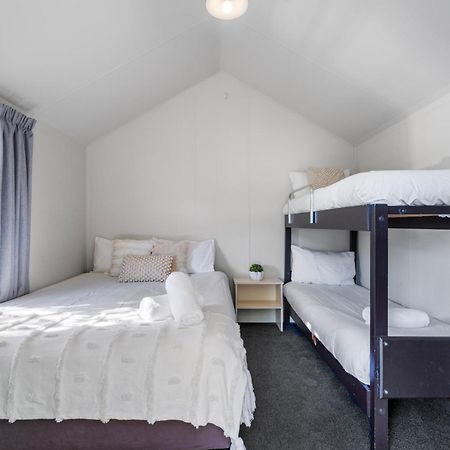 Tasman Holiday Parks Picton Exterior foto A bunk bed in a bedroom