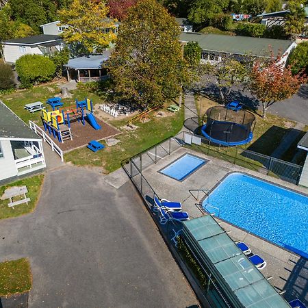 Tasman Holiday Parks Picton Exterior foto Aerial view of the school's swimming pool