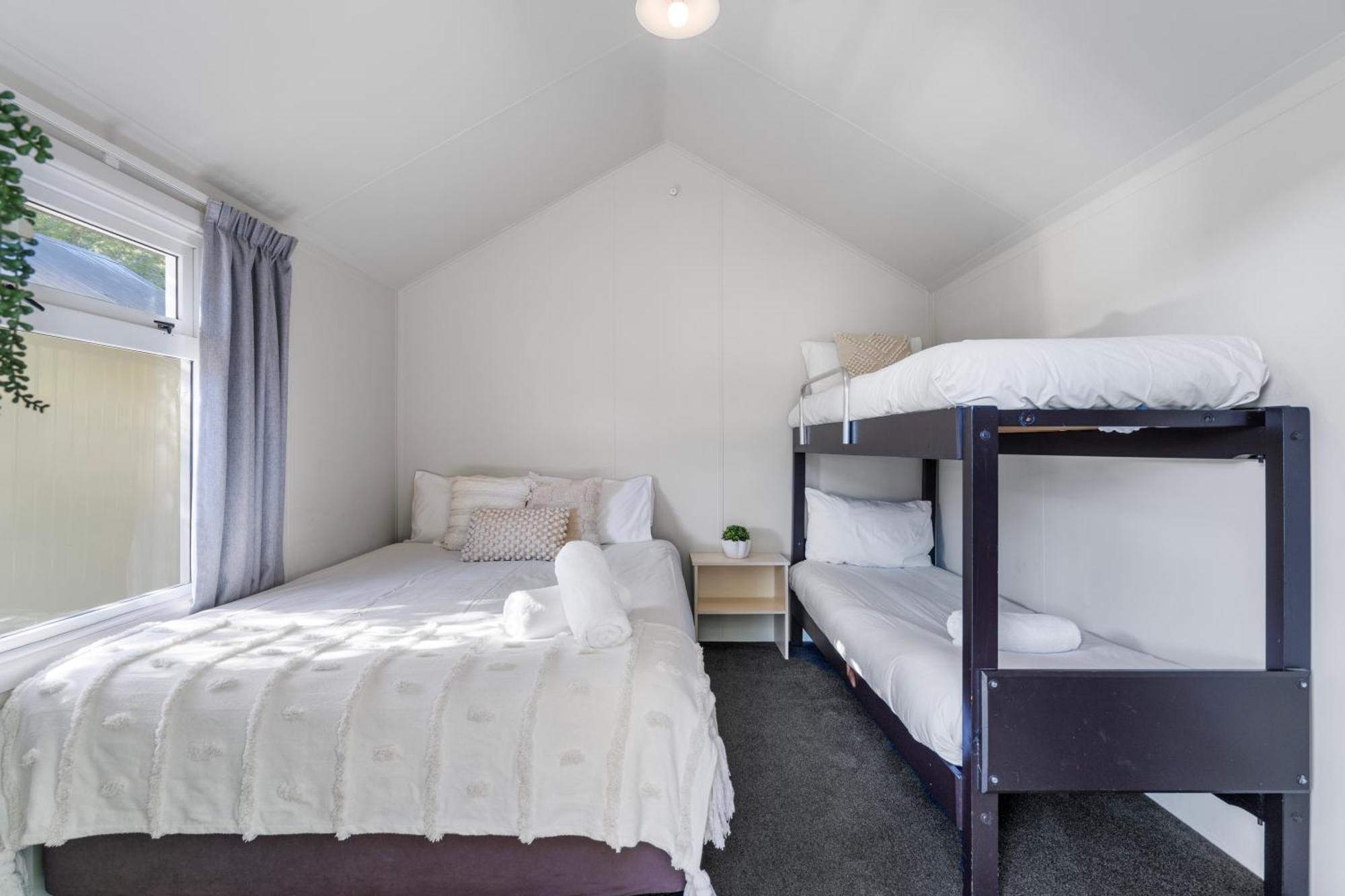 Tasman Holiday Parks Picton Exterior foto A bunk bed in a bedroom