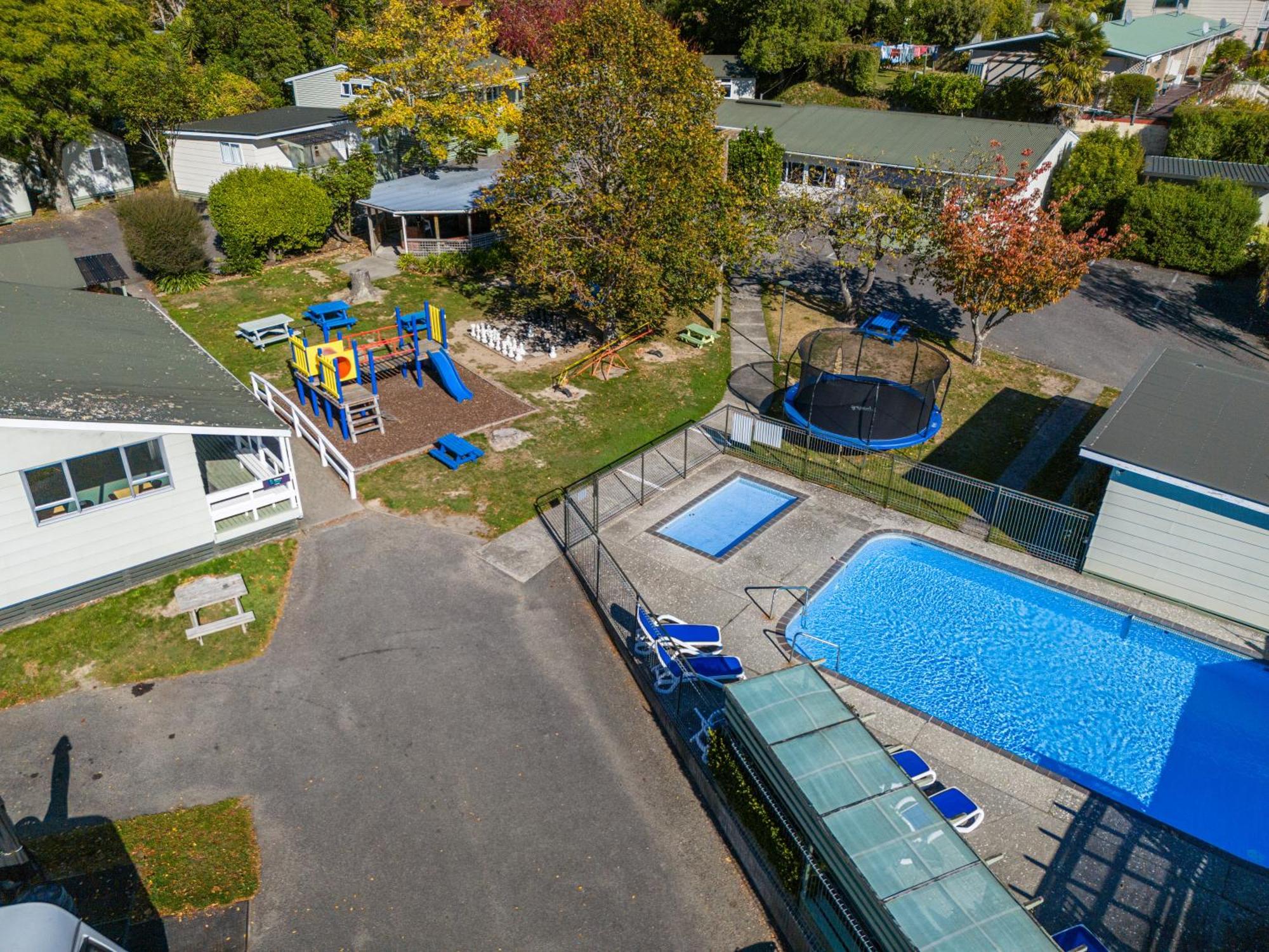 Tasman Holiday Parks Picton Exterior foto Aerial view of the school's swimming pool