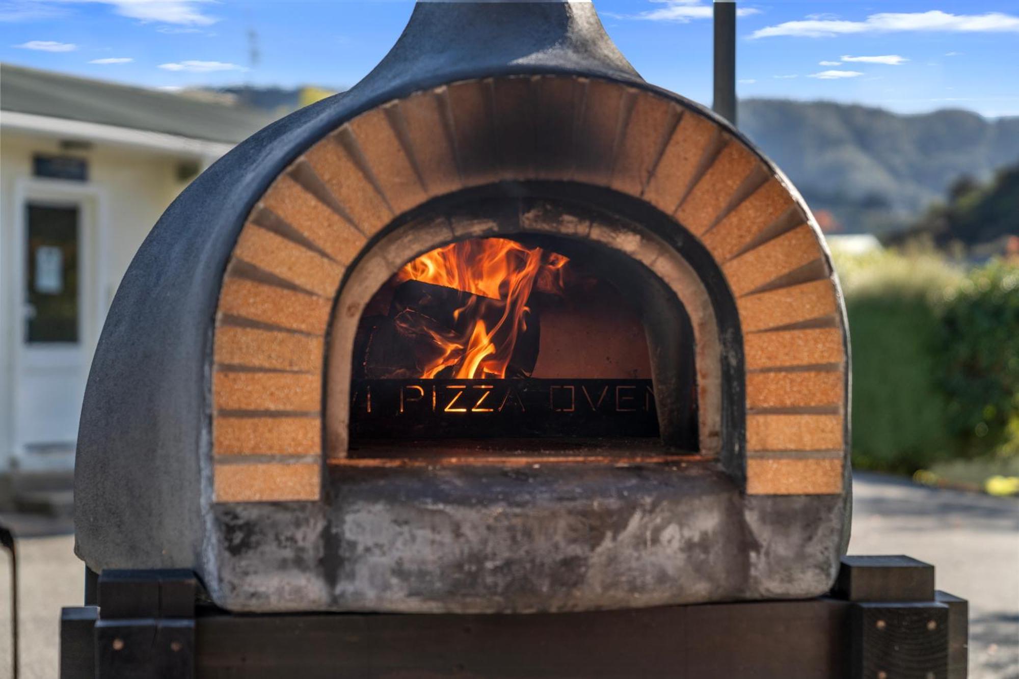 Tasman Holiday Parks Picton Exterior foto Wood-burning pizza oven