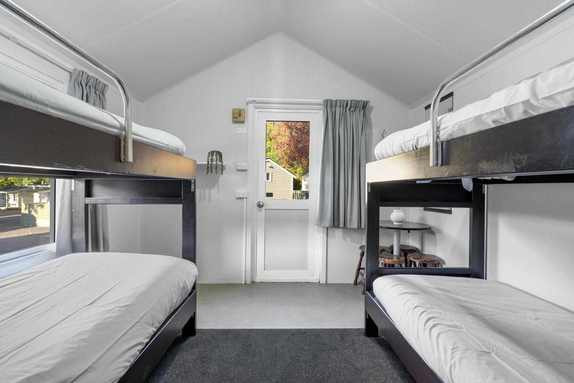 Tasman Holiday Parks Picton Exterior foto A room at the hostel