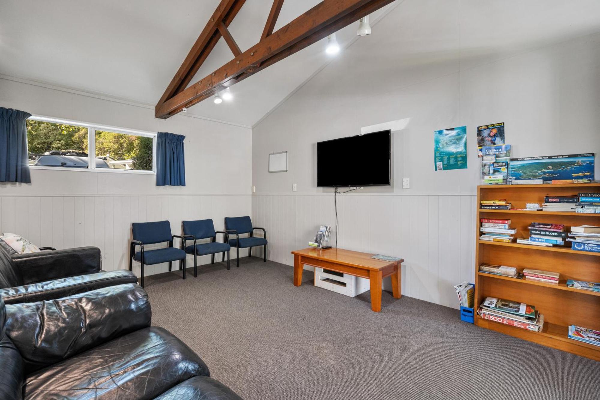 Tasman Holiday Parks Picton Exterior foto The lounge at the hostel