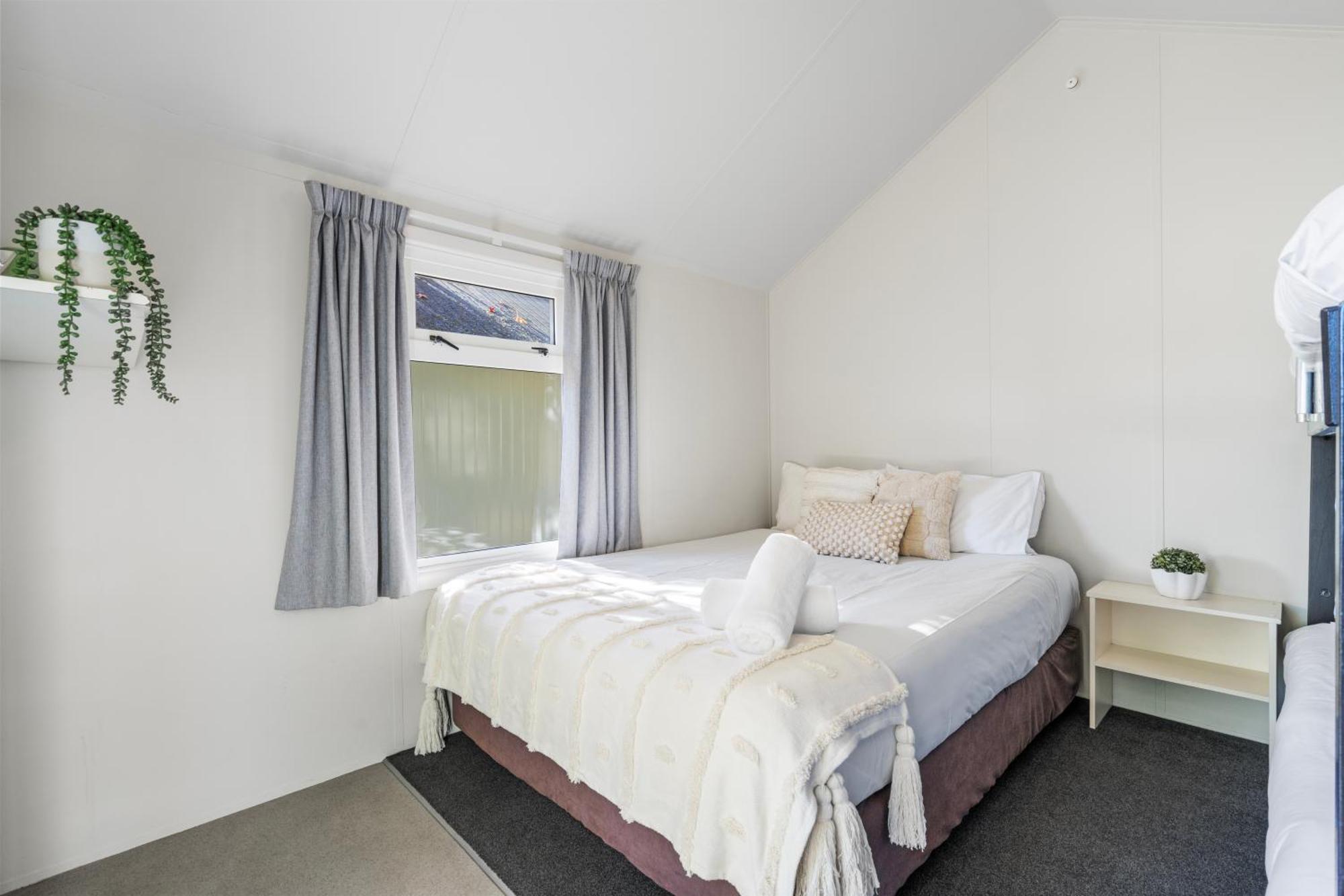 Tasman Holiday Parks Picton Exterior foto A bedroom in a student flat