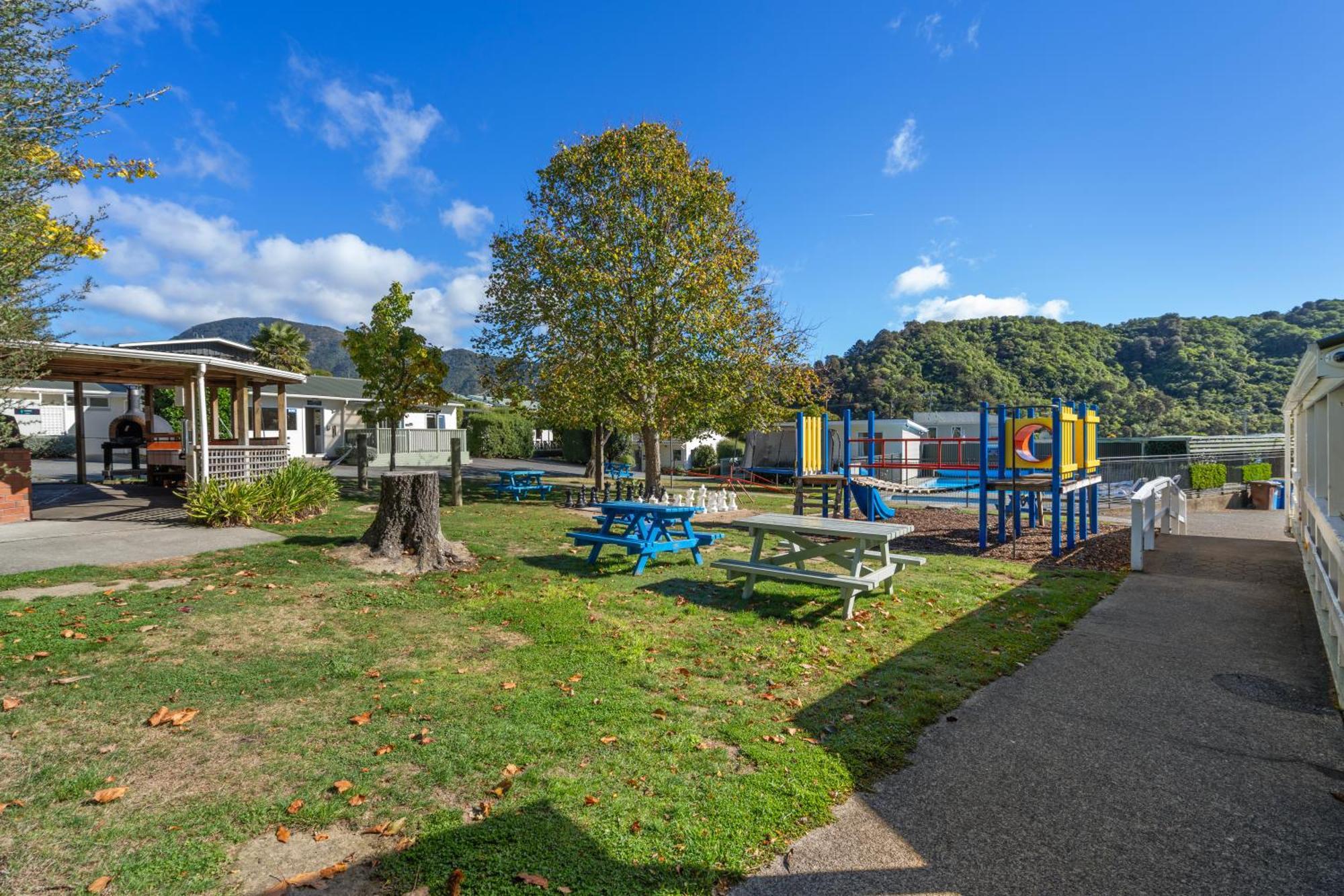 Tasman Holiday Parks Picton Exterior foto Playground at the school