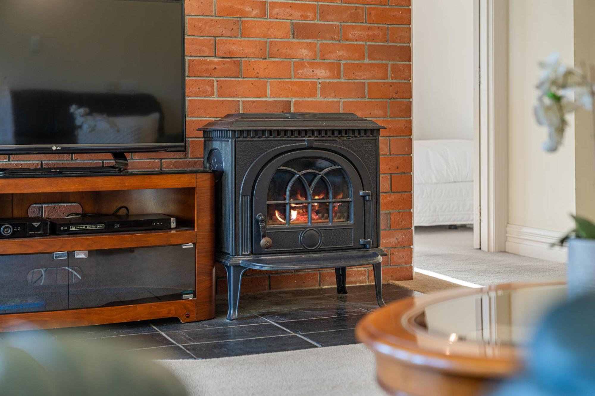 Tasman Holiday Parks Picton Exterior foto A wood-burning stove