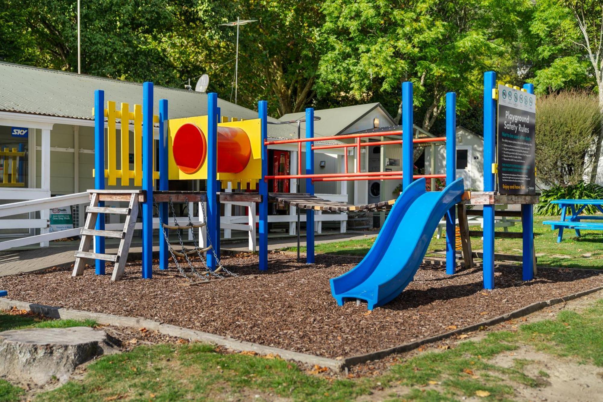 Tasman Holiday Parks Picton Exterior foto Playground at the station