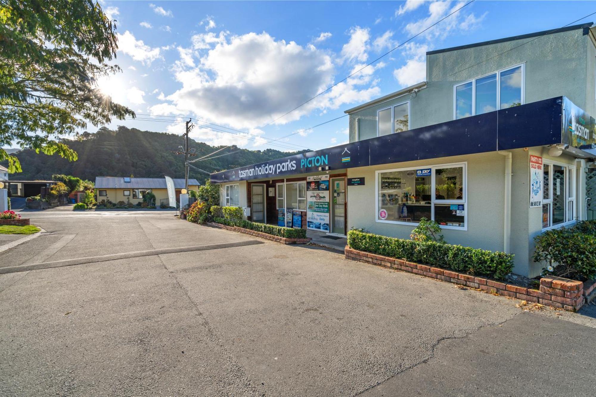 Tasman Holiday Parks Picton Exterior foto The entrance to the swimming pool