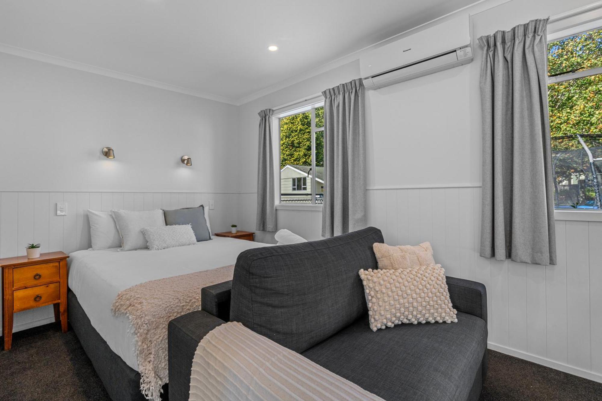 Tasman Holiday Parks Picton Exterior foto A bedroom at the hotel