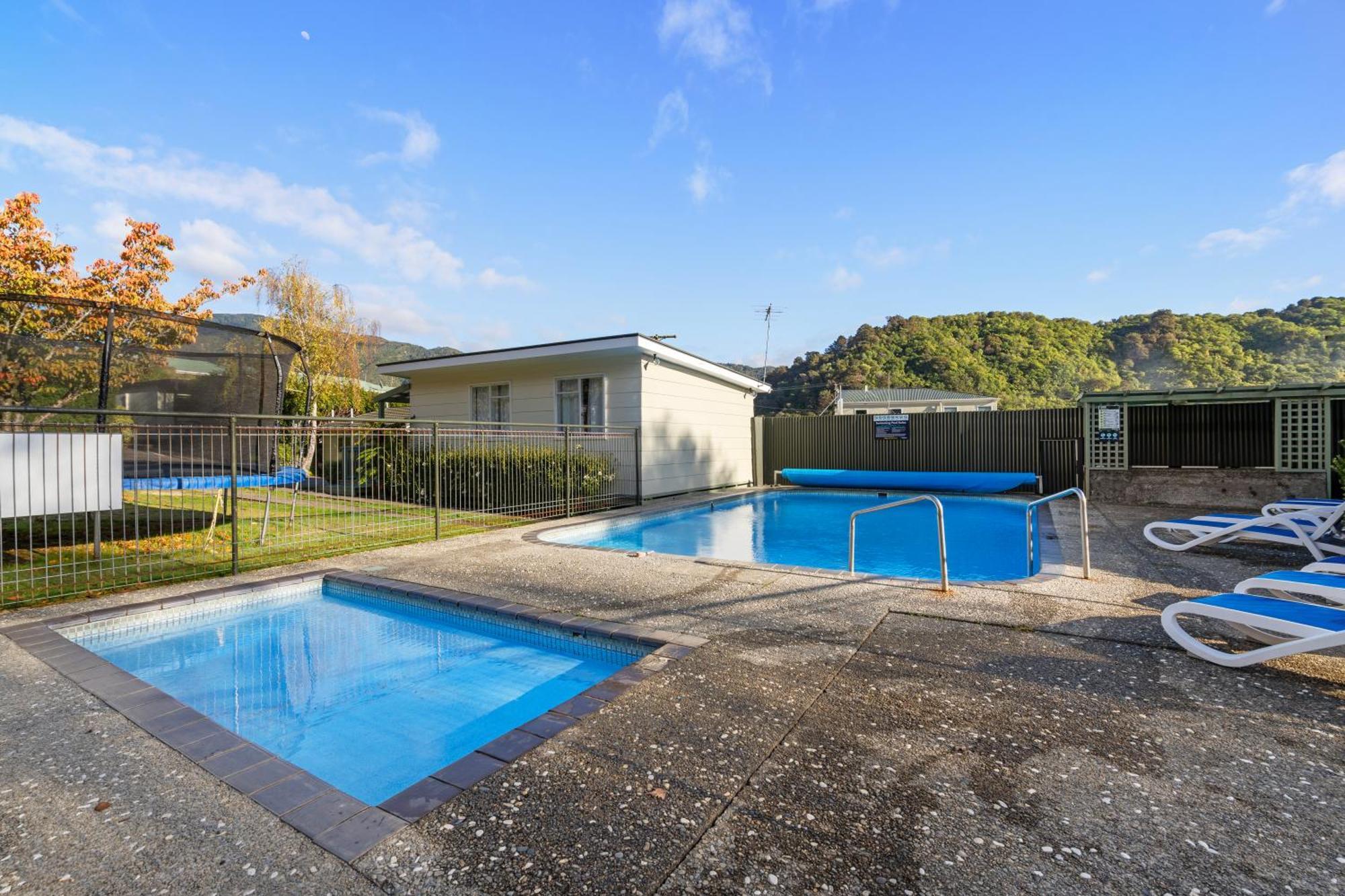 Tasman Holiday Parks Picton Exterior foto Swimming pool at the University of Waikato