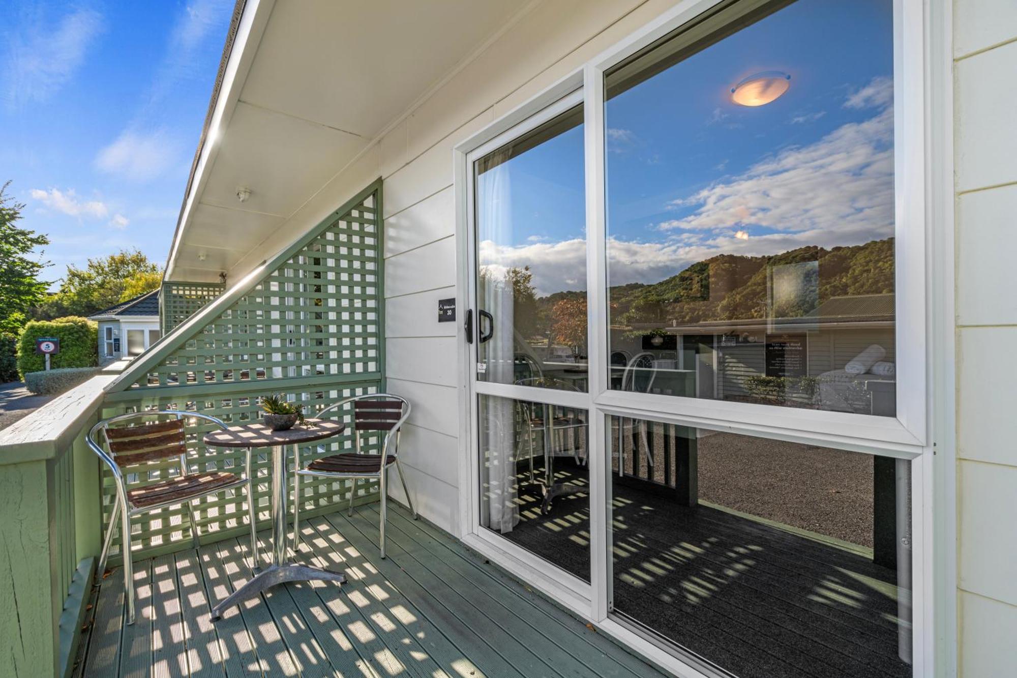 Tasman Holiday Parks Picton Exterior foto A sliding door