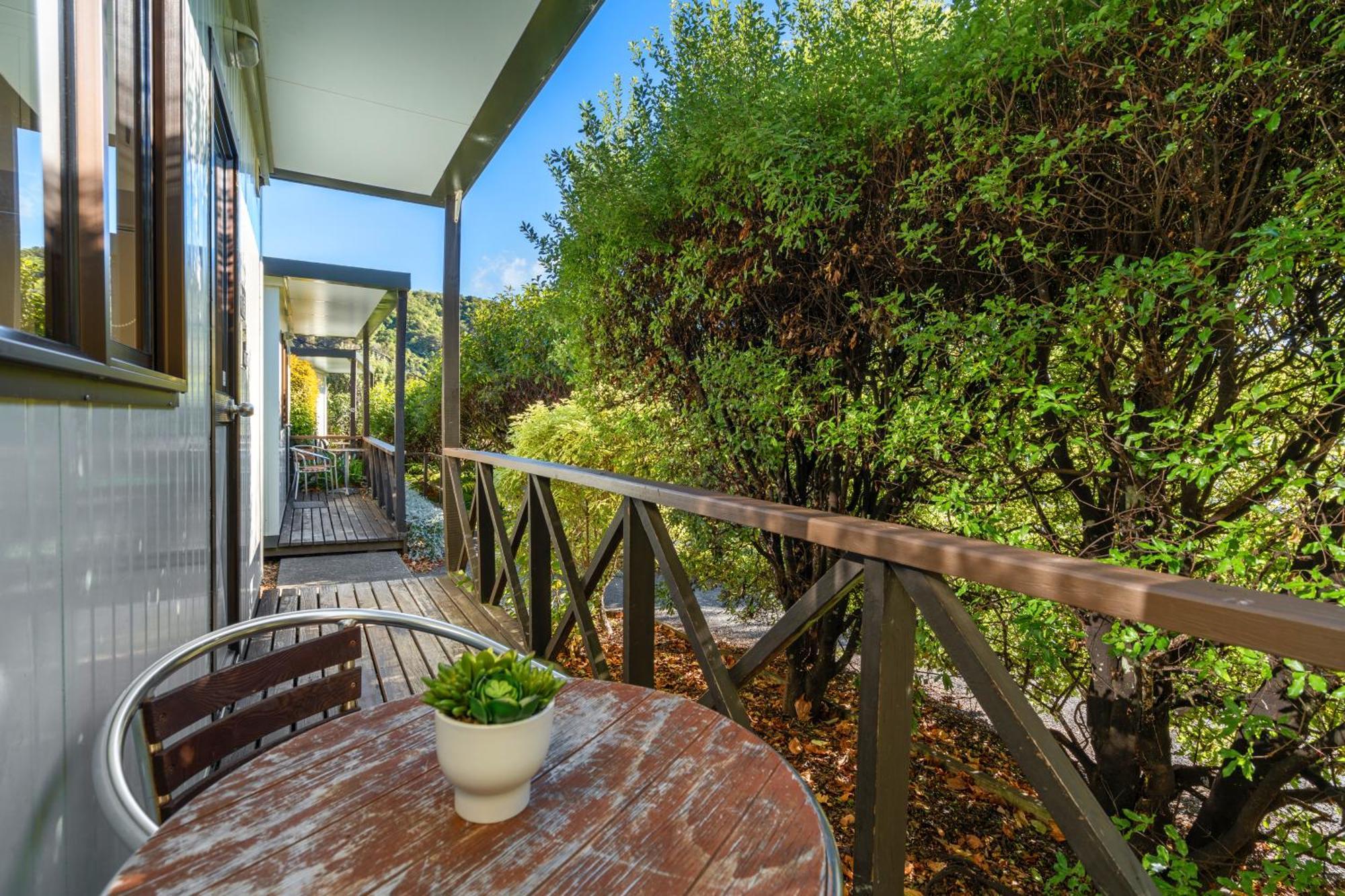Tasman Holiday Parks Picton Exterior foto A balcony in a house