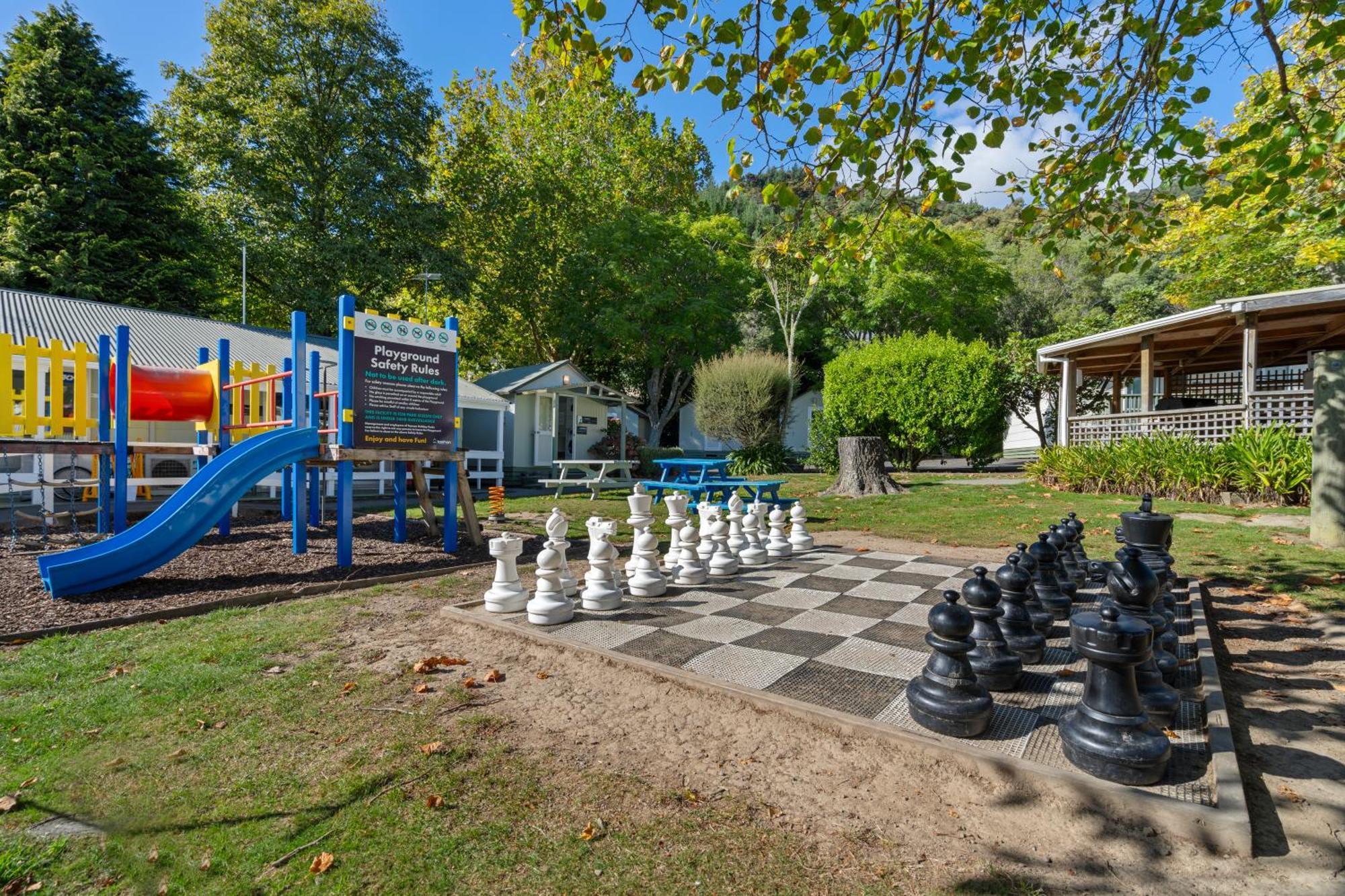 Tasman Holiday Parks Picton Exterior foto Playground at the station