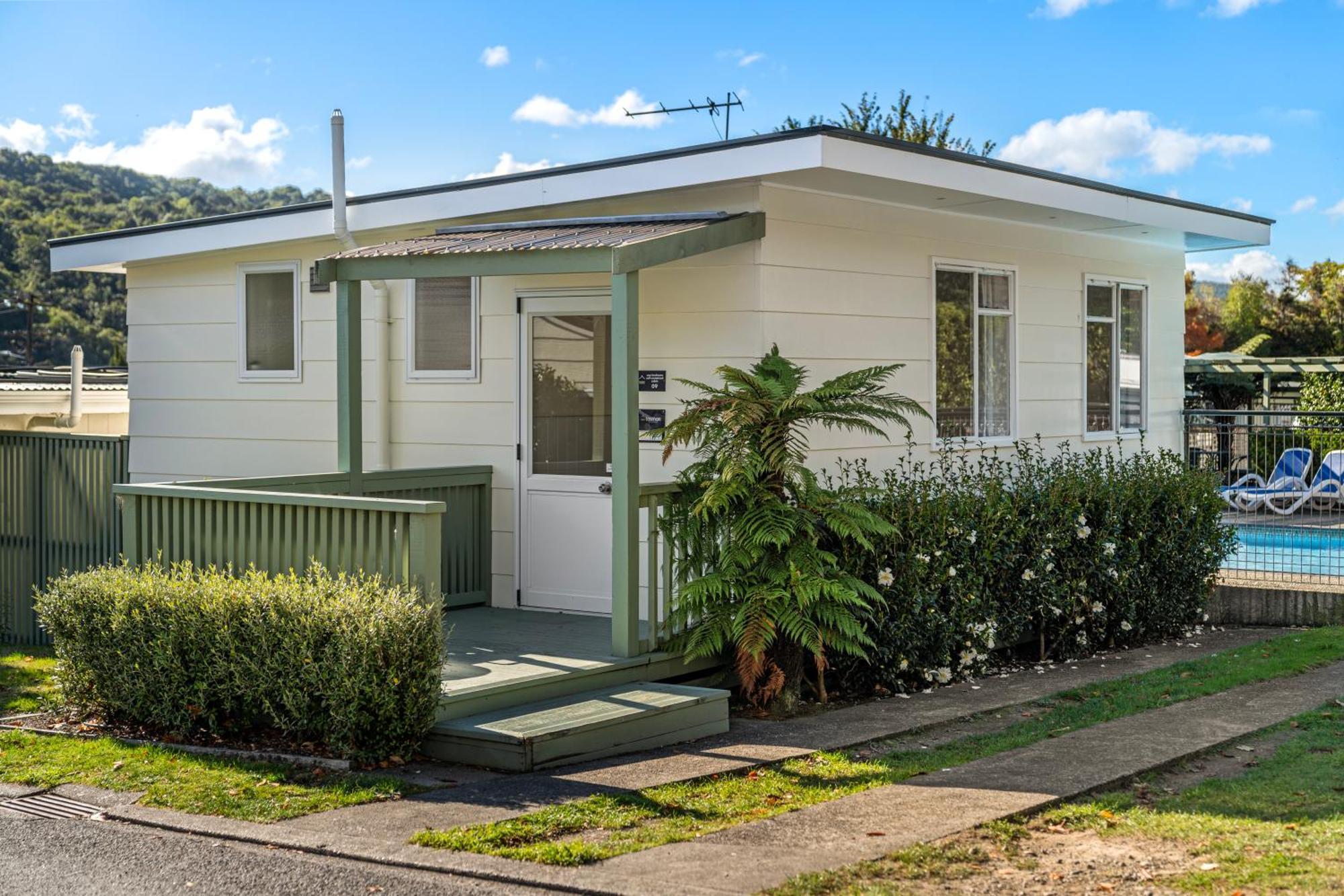 Tasman Holiday Parks Picton Exterior foto A typical villa at the resort