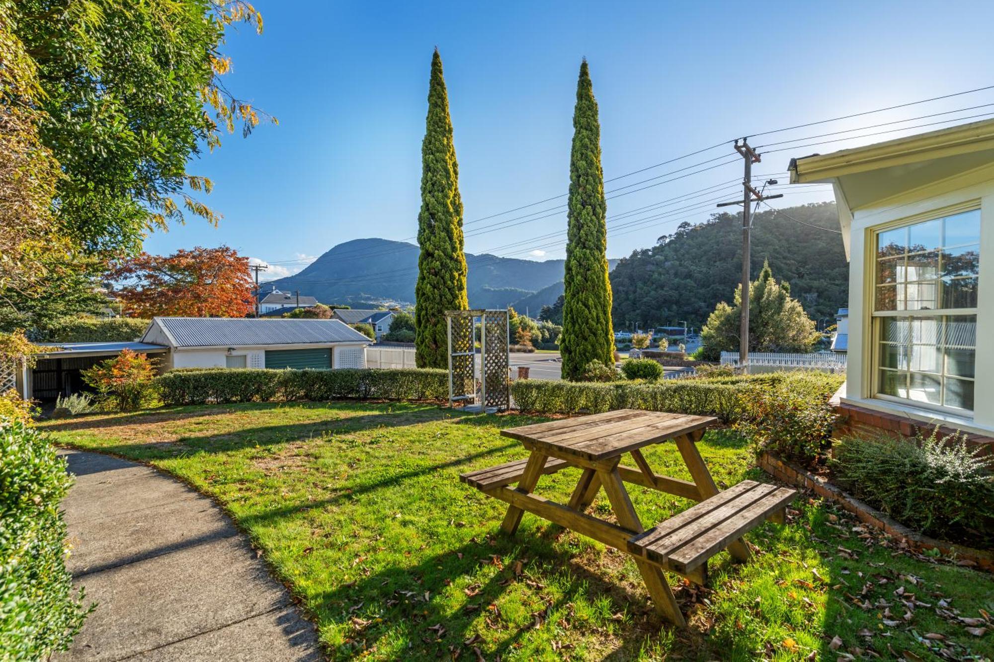 Tasman Holiday Parks Picton Exterior foto The garden of the Riwaka Tavern