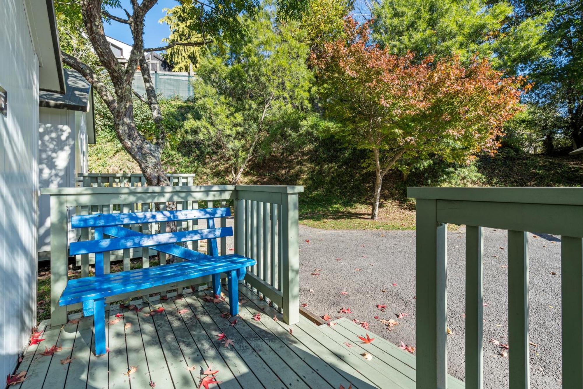 Tasman Holiday Parks Picton Exterior foto A view of the deck at the 1906 Spring Street house
