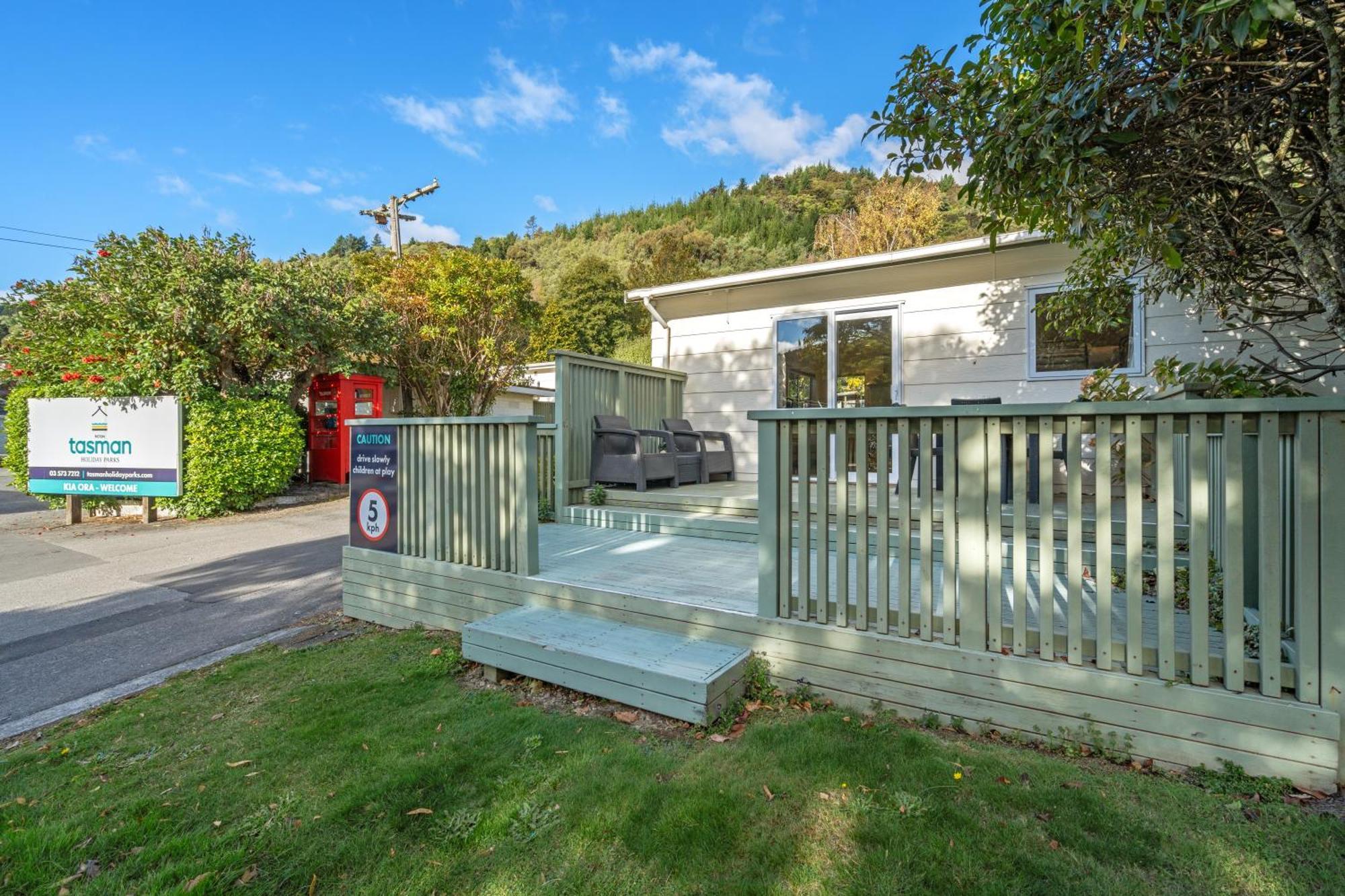 Tasman Holiday Parks Picton Exterior foto A static home at the park