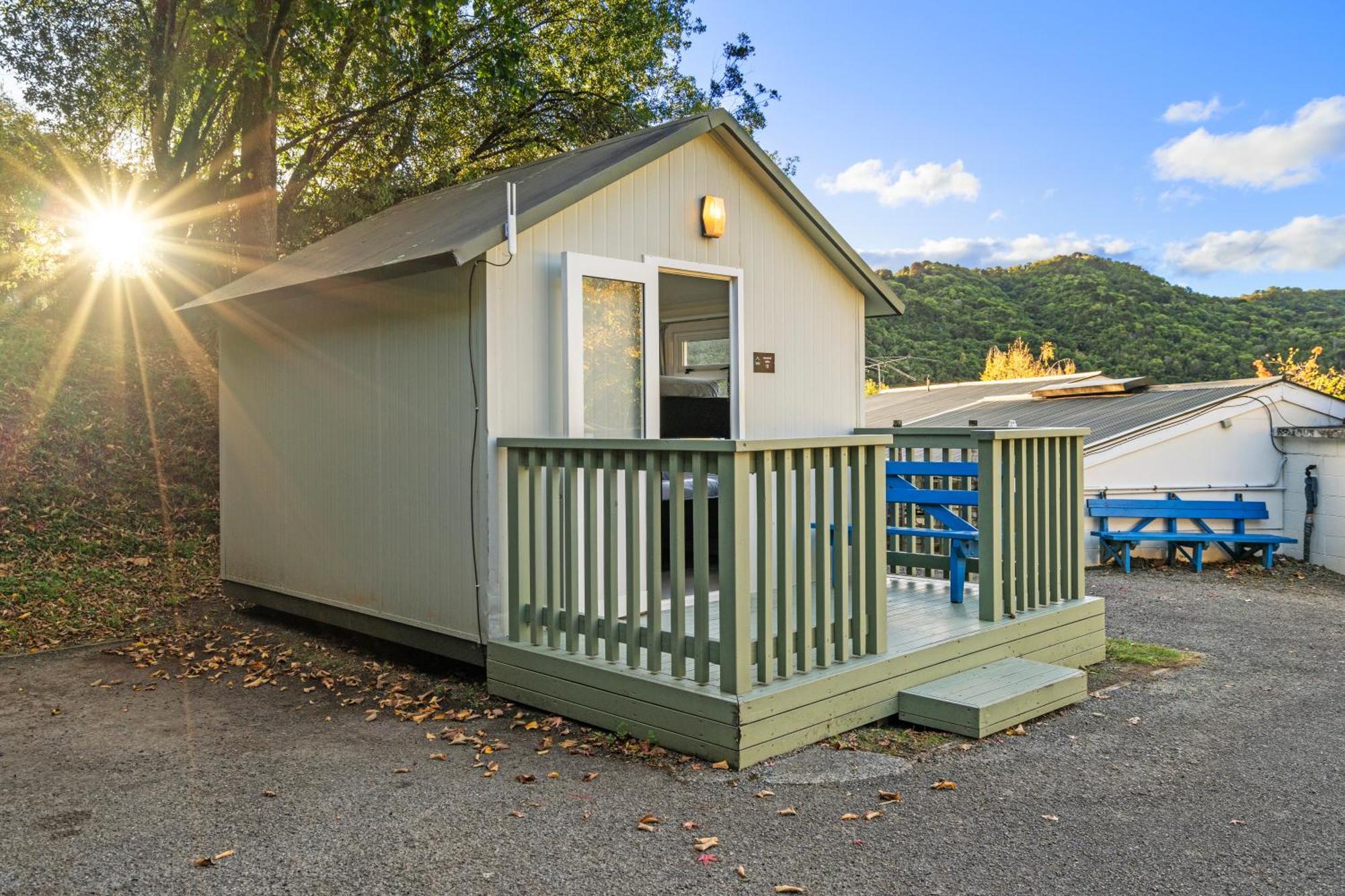 Tasman Holiday Parks Picton Exterior foto A tiny home at the Riverview Motel in New Zealand