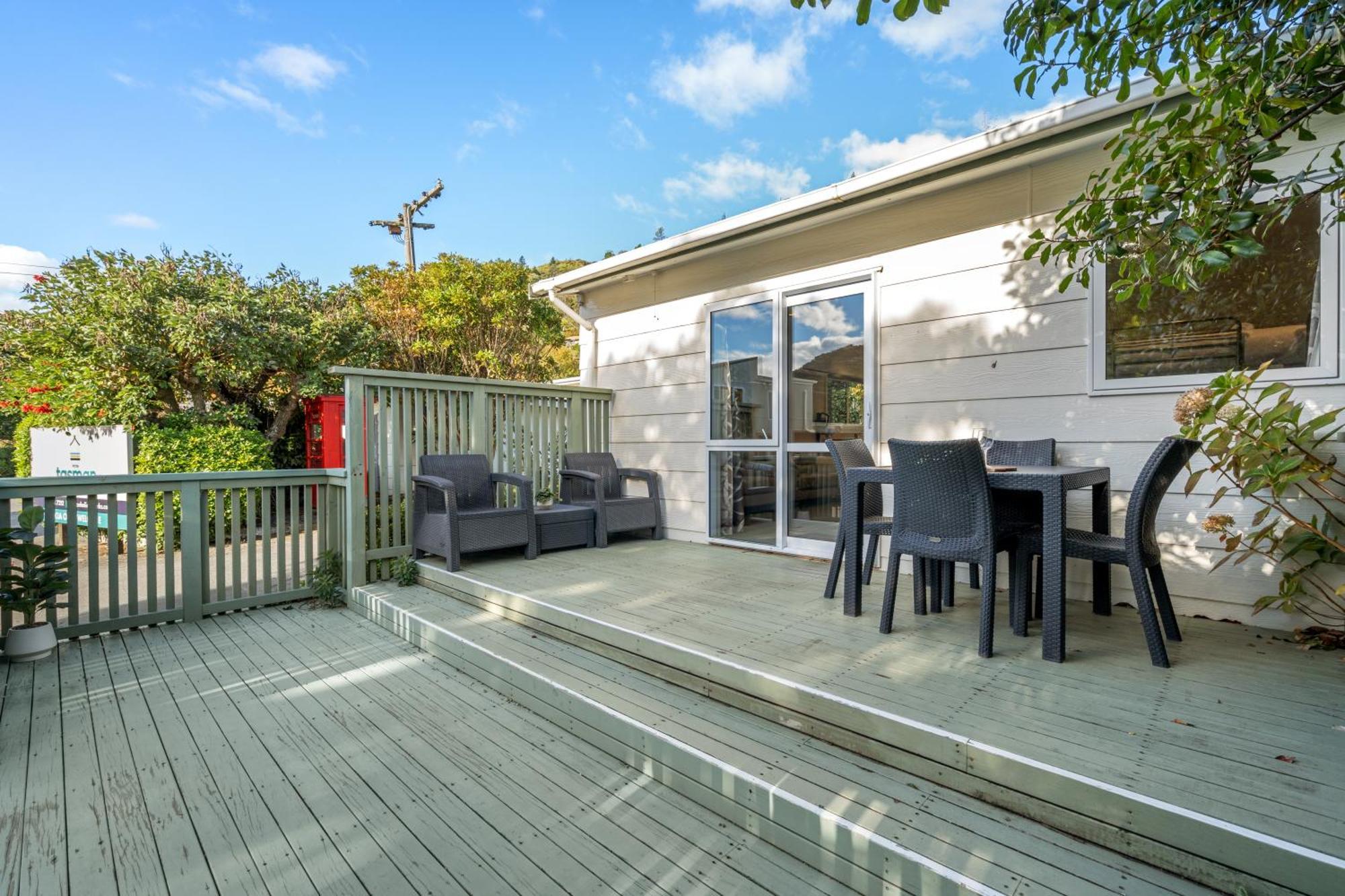 Tasman Holiday Parks Picton Exterior foto A deck in New Zealand