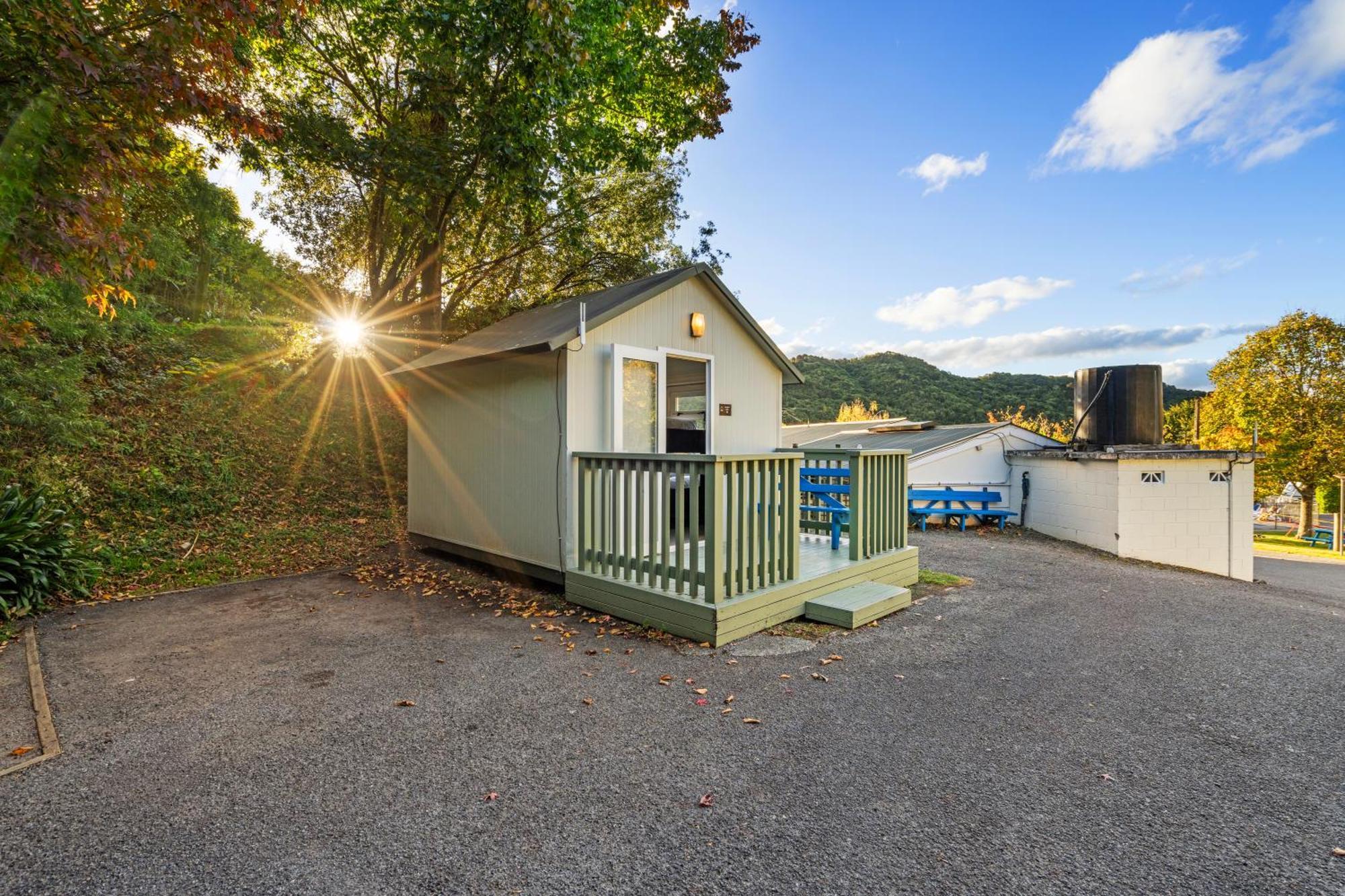 Tasman Holiday Parks Picton Exterior foto A tiny home in New York